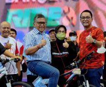 Charity Banteng Ride and Night Run 2022, Hasto Menyerahkan 1.000 Sepeda dan 2.000 Pasang Sepatu - JPNN.com