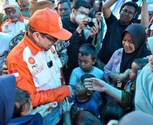 Datangi Pengungsian Korban Gempa di Cianjur, Salim Segaf Bawa Bantuan & Hibur Anak-anak - JPNN.com