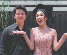 Raissa Ramadhani Akhirnya Wisuda, Arbani Yasiz Setia Mendampingi - JPNN.com