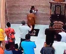 Lagi Pimpin Salat, Imam Masjid Dipukul, Lihat - JPNN.com