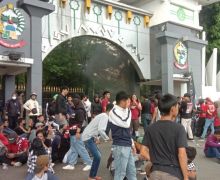 Suporter PSM Makassar Serbu Kantor Pemprov Sulsel, Tuntut Soal Ini - JPNN.com