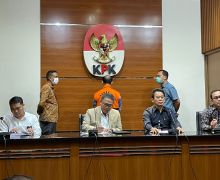 Yang Mulia Hakim Agung Kini Berbaju Oranye, Wajahnya Menghadap Dinding, Lalu Dijebloskan ke Tahanan - JPNN.com