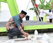 Kemendes PDTT Gelar Upacara Tabur Bunga di Kompleks Makam Pionir Transmigrasi - JPNN.com