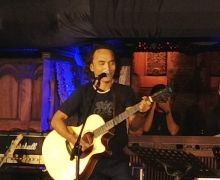 Gitar Kaka Slank Terlelang Rp 50 Juta di Konser Amal, Ini Sosok Pembelinya - JPNN.com