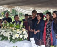 Isak Tangis Marsha Aruan dan Adik Iringi Pemakaman Sang Ayah - JPNN.com