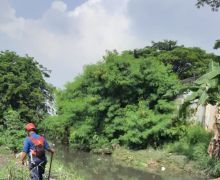 Anak Hanyut di Kali Cakung Belum Ditemukan, Petugas Melanjutkan Pencarian - JPNN.com