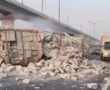 Kecelakaan Tunggal Truk Bermuatan Hebel di Tol Japek, Sempat Bikin Macet, Tuh Lihat - JPNN.com