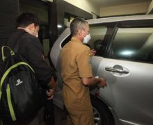 Lihat Tuh yang Dibawa Petugas KPK dari Gedung DPRD Jatim - JPNN.com