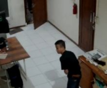 Bangun Tidur, Nurdin Kehilangan Barang Berharga, Terekam CCTV - JPNN.com