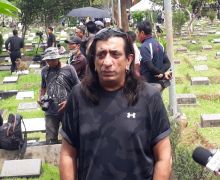 Hadiri Pemakaman Aminah Cendrakasih, Adam Jagwani Ungkap Pertemuan Terakhir dengan Mak Nyak - JPNN.com