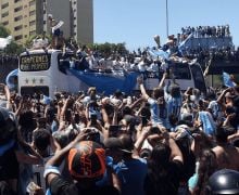 Argentina Berpesta Setelah Juara Piala Dunia 2022, Ada Pemain Bagi-Bagi Uang - JPNN.com
