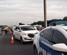 Kendaraan di Tol Jakarta-Cikampek Mulai Padat, Petugas Terapkan Contraflow - JPNN.com