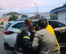 Heroik, Polisi di Karawang Mengevakuasi Penumpang Bus yang Pingsan di Tol Jakarta-Cikampek - JPNN.com