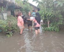 Hujan dan Banjir Tak Menyulutkan Semangat Mak Ganjar Untuk Berbagi - JPNN.com