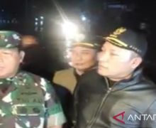 Mayjen Farid Makruf Serahkan Bantuan Darurat Untuk Korban Banjir di Sampang - JPNN.com