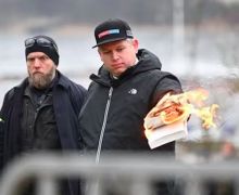 Politikus Anti-Islam di Swedia Bakar Al-Qur'an Lagi, Kali Ini di Depan Kedubes Turki - JPNN.com