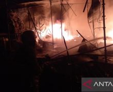 Kebakaran Melanda Lapak Barang Bekas di Cipayung Jakarta Timur, Sebegini Kerugiannya - JPNN.com