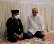 Menpora Amali Takziah ke Rumah Duka Almarhum Bupati Pertama Madina - JPNN.com