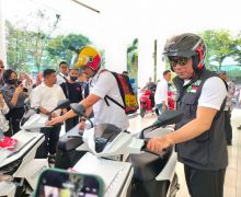 Ridwan Kamil dan Bobby Nasution Keliling Kota Medan Naik Motor Listrik - JPNN.com