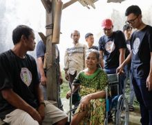 Ganjar Milenial Center Berikan Bantuan Kursi Roda Untuk Penyandang Disabilitas - JPNN.com