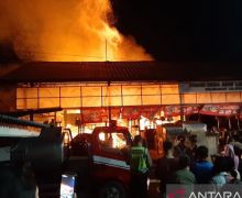 Kebakaran Melanda 20 Kios Pasar Lelateng Jembrana, Kerugian Ditaksir Miliaran Rupiah - JPNN.com