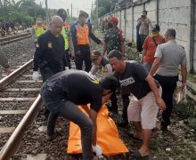 Tak Dengar Diteriaki Warga, Lansia Tanpa Identitas Tewas Tertabrak Kereta di Bekasi - JPNN.com