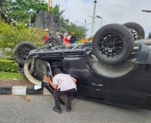 Seorang Dokter Kecelakaan di Pekanbaru, Mobilnya Sampai Terbalik Begini - JPNN.com