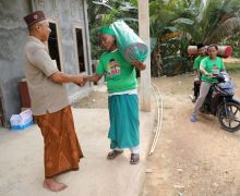 Santrine Abah Ganjar Berikan Karpet dan Al-Qur’an untuk Musala di Jambi - JPNN.com