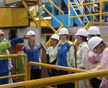 Pelajari Industri Hijau di Tanah Air, Puluhan Mahasiswa Australia Kunjungi Pabrik Tatalogam Group - JPNN.com