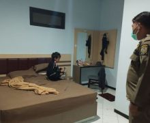 Wanita Ini Terjaring Operasi Satpol PP Saat Kencan di Kamar Hotel - JPNN.com