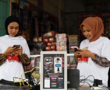 Orang Muda Ganjar Beri Bantuan Fasilitas Internet Untuk Pedagang Pasar Tulang Bawang - JPNN.com