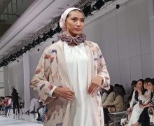 Loh, Kok Ada Kurir JNE Nongol di Fashion Show Itang Yunasz? - JPNN.com