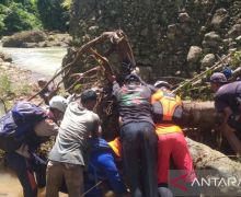 Suami Istri Hilang Terseret Arus Sungai Setelah Terjatuh dari Jembatan - JPNN.com