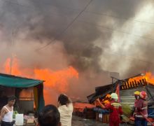 Pasar Cik Puan Pekanbaru Terbakar, Pedagang Kocar-kacir di Antara Kobaran Api - JPNN.com