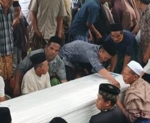 Suasana Haru Menyelimuti Prosesi Pemakaman Irma Lestari di Lombok Barat - JPNN.com
