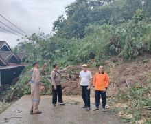 Ogan Komering Ulu Diterjang Bencana Tanah Longsor, Akses Jalan Lumpuh Total - JPNN.com