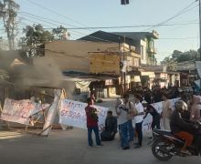 Jalan di Kabupaten Gowa Rusak Parah, Aliansi Pemuda Romang Polong Unjuk Rasa - JPNN.com