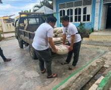 Santri Dukung Ganjar Serahkan Bantuan Bahan Bangunan Untuk Ponpes Abi Ummi - JPNN.com
