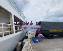 KN Tanjung Datu-301 Bertolak Antar Bansos untuk Korban Longsor ke Natuna - JPNN.com