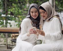 Agnes Hijab Fokus Pasarkan Gamis Putih Premium Secara Online - JPNN.com