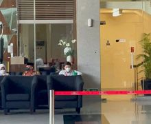 Datangi Lagi ke Gedung KPK, Pejabat Pajak Wahono Saputro Kini Pakai Kalung Merah - JPNN.com