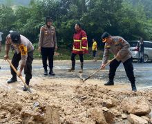 Tanah Longsor di Jalan Lintas Sumbar-Riau, Arus Lalu Lintas Sempat Terputus - JPNN.com