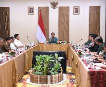 Malam-malam, Jokowi Kumpulkan Menhan hingga Jenderal Penting di Papua, Ini Pesannya - JPNN.com