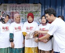 Komunitas Sopir Truk Pendukung Ganjar Beri Mukena untuk Para Janda di Cikarang - JPNN.com