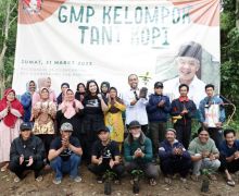 GMP Beri Bibit dan Alat Pertanian Kepada Petani Kopi di Kawasan Gunung Manglayang - JPNN.com