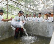 Nelayan Pesisir Dukung Ganjar Serahkan Bantuan Lele ke Pembudi Daya Ikan di Cianjur - JPNN.com