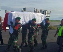 Jenazah Prajurit TNI yang Tewas Ditembak KKB Dimakamkan di Sumbawa - JPNN.com