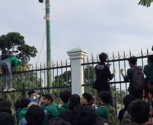 Mahasiswa Demo Tolak UU Ciptaker Bakar Water Barrier di Depan DPR - JPNN.com