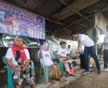 KST Dukung Ganjar Berikan Bantuan Untuk Ibu-Ibu Lansia di Karawang - JPNN.com