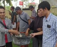 Kesal Laporan Tak Digubris, Warga Lombok Gelar Aksi Galang Dana di Kantor Polisi - JPNN.com